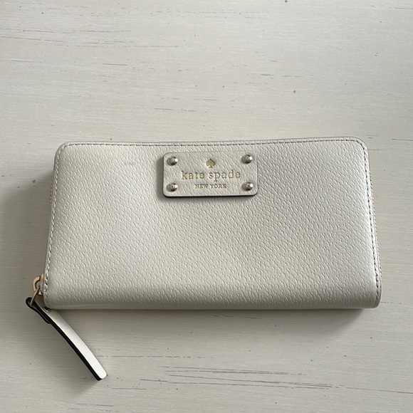 Kate Spade Zip Wallet - Picture 1 of 5